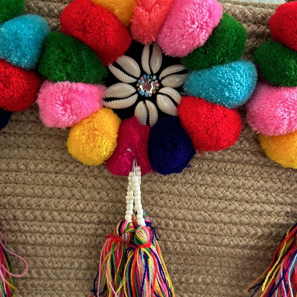 EMBELLISHED TOTE DONE W/ VIBRANT STUNNING COLORS  SEASHELLS & TASSELED POM POMS, - Picture 3 of 7